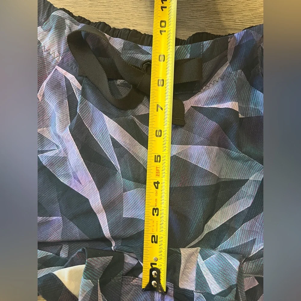 Lululemon Spring Break Away Short in Pretty Prism Pattern Size 8 - Picture 8 of 8
